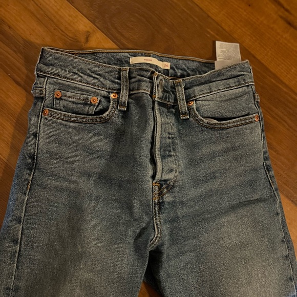 Levi’s denim pants wedgie style size 26 blue medium wash. - Picture 5 of 7